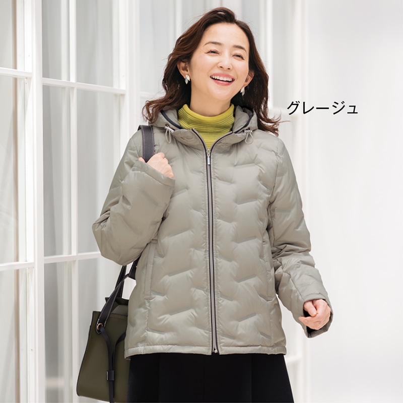 スッキリ見えるシームレスダウンコート